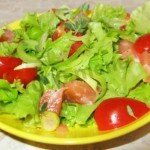 Салат с помидорками черри, перепелиными яйцами и семгой