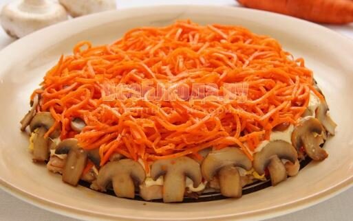 Салат морковный с опятами и белой фасолью