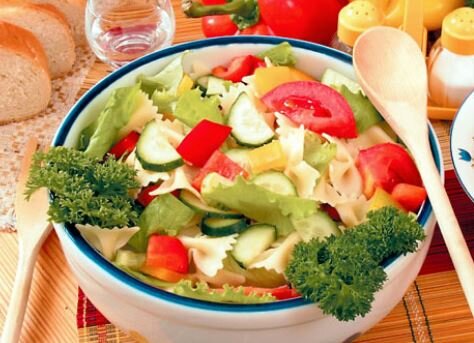 Салат с овощами и макаронами